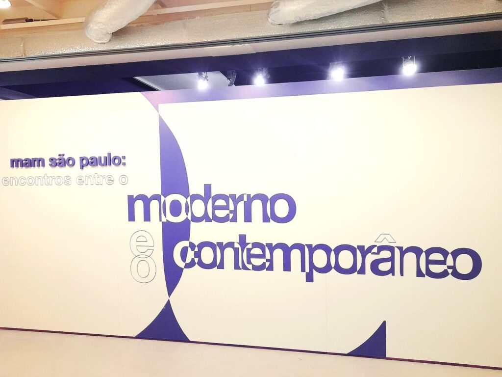 #Descrição da imagem: Fotografia colorida do Painel de abertura da exposição.