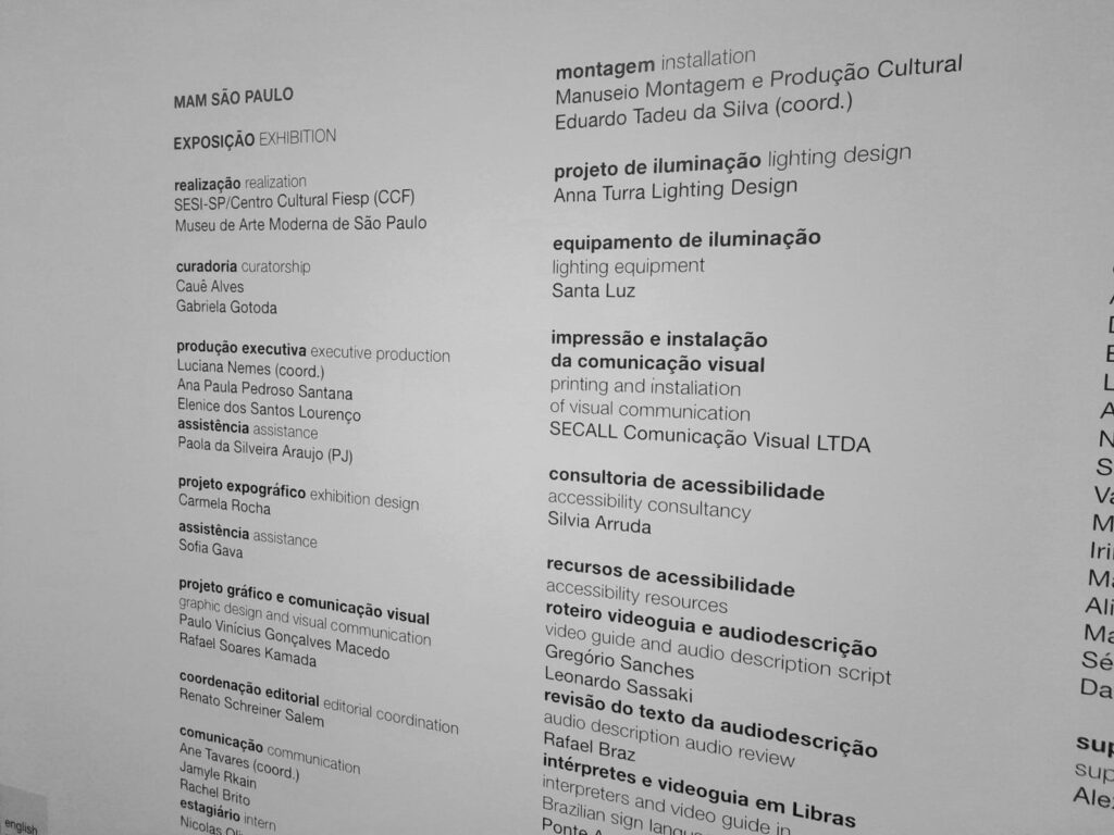 #Descrição da imagem: fotografia colorida da Ficha técnica da exposição.