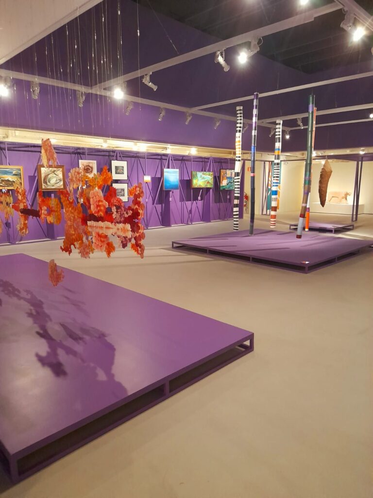 #Descrição da Imagem: Uma fotografia colorida da Vista geral da exposição.